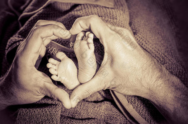 婴儿的脚在父亲手里