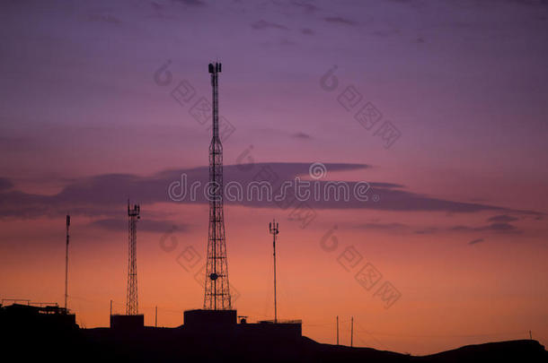 通信塔在橙色紫色天空背景，秘鲁