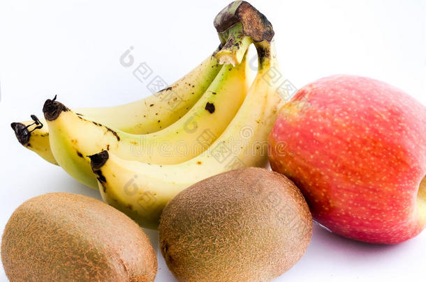 背景上新鲜的猕猴桃、苹果和香蕉
