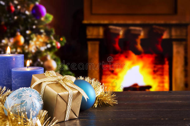 圣诞场景与壁炉和圣诞树在后面