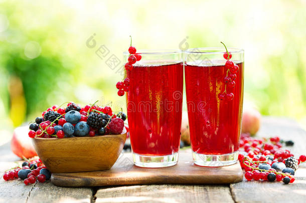 一杯新鲜水果饮料和新鲜浆果