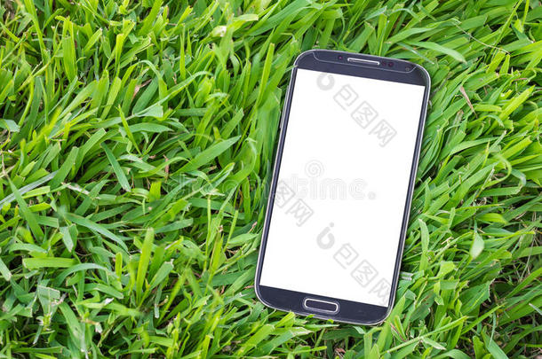 黑色智能手机与隔离屏幕在草地上