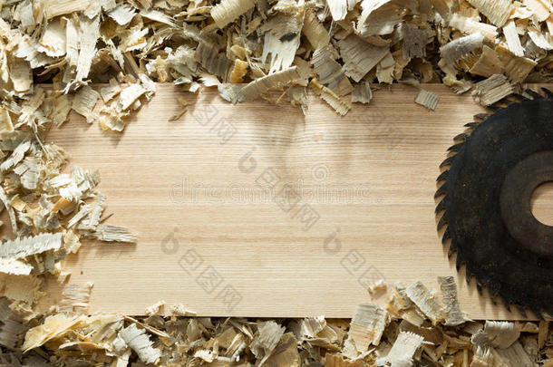 木桌上有锯末的木匠工具。 木匠工作场所的顶部视图