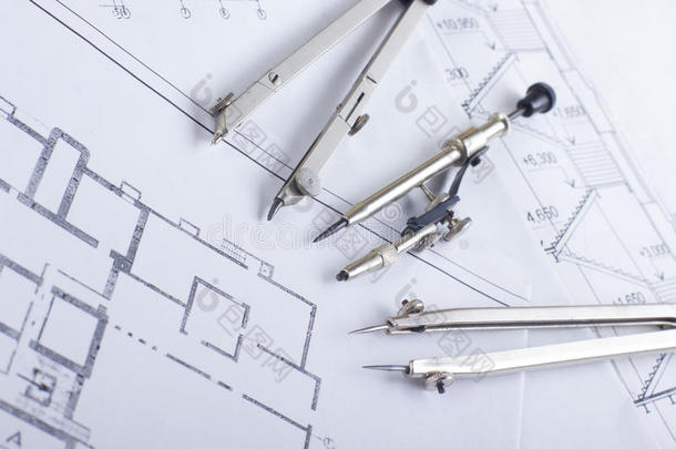 建筑项目，蓝图和分隔罗盘上的计划工程工具从顶部查看。 警察