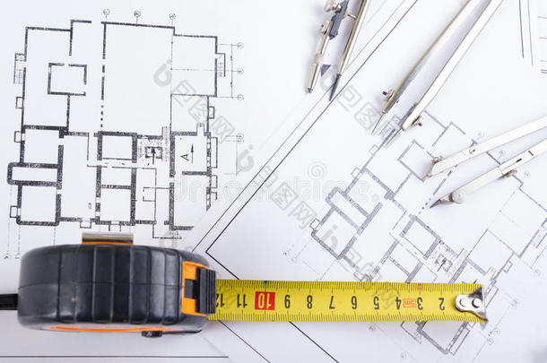 建筑项目，蓝图和分隔罗盘上的计划工程工具从顶部查看。 警察