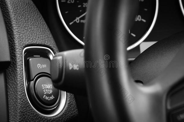 一辆Moden乘用车的<strong>发动机启动</strong>停止按钮。