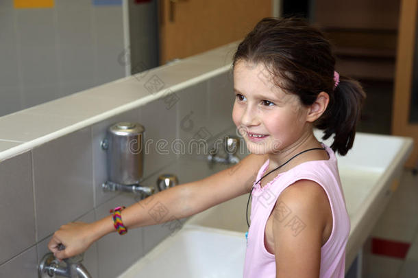 小女孩正在洗手