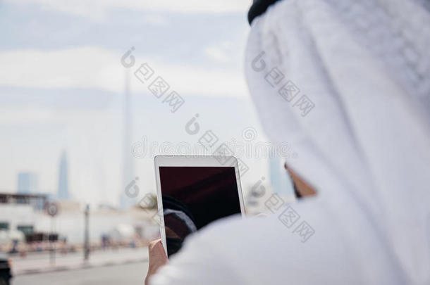阿拉伯商人使用数字平板电脑