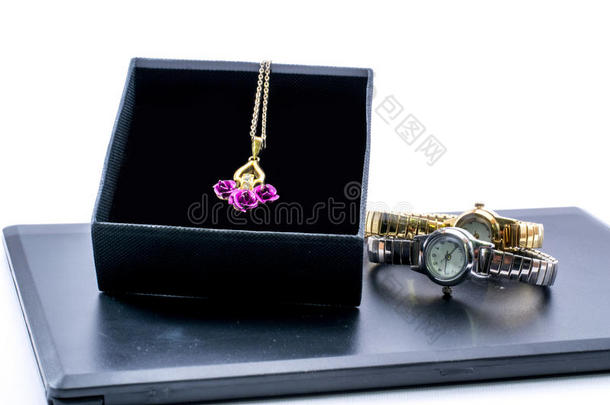盒子里的金项链和两只漂亮的手表