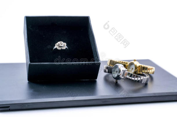 漂亮的玫瑰银环在一个盒子和两只手表里