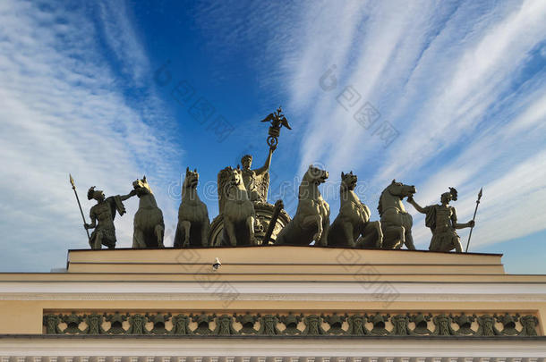 俄罗斯圣彼得堡皇宫广场<strong>总部</strong>屋顶上的著名战车