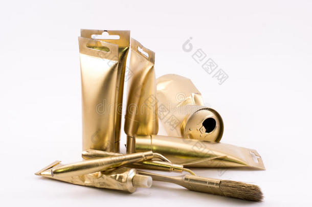 金色物体的组成-油漆管，刷子，铲子，罐