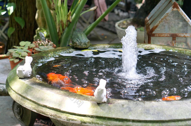 小池塘边的鸟石雕塑