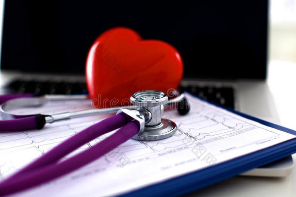听诊背景心脏的心脏病学家心脏病学