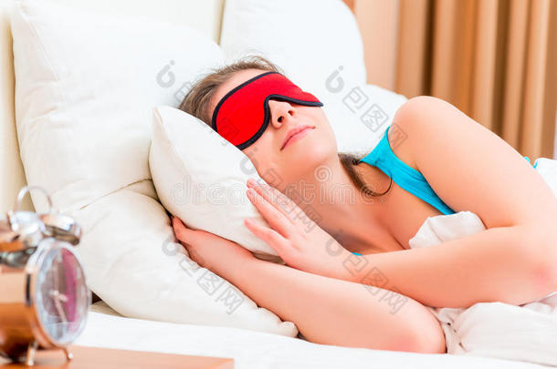 漂亮的女孩戴着面具睡觉
