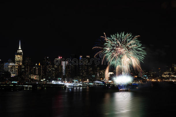 夜晚燃放烟花