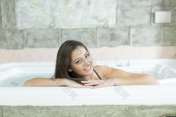 在<strong>热水浴缸</strong>里放松的年轻女子