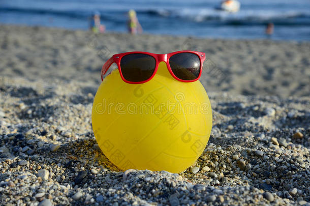 夏天海滩上戴太阳镜的球