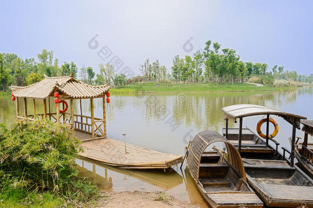 <strong>竹筏</strong>与老式的雨篷在湖岸在阳光明媚的SPRI