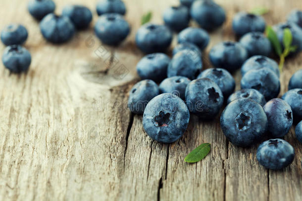 蓝莓，伟大的蓝莓或沼泽草莓在木板上