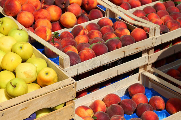 苹果和桃子在夏天在市场上出售水果