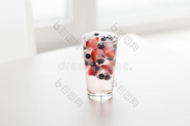 用玻璃杯里的冰块关闭水果水