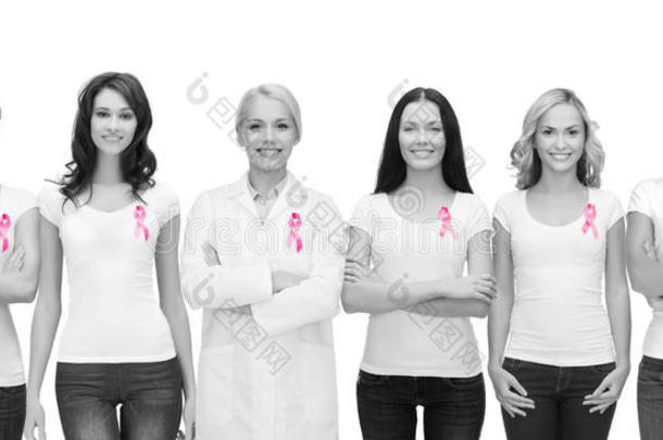 带着粉红色癌症意识丝带微笑的女人