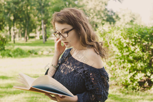 在公园里看书的女孩