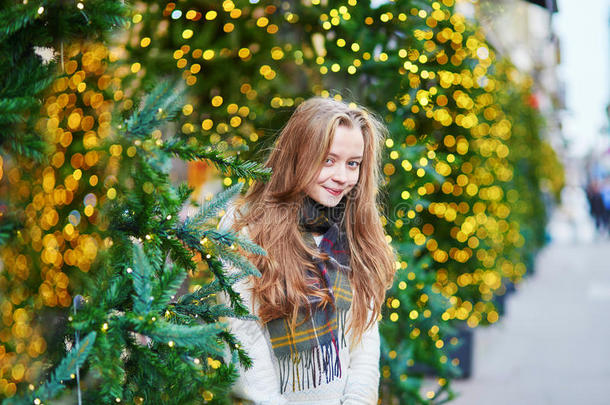 巴黎一条街上为圣诞节装饰的女孩