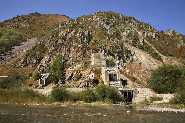 秋天峡谷小山水力的伊塞克