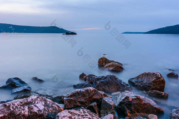 海湾海岸黎明火热的风景