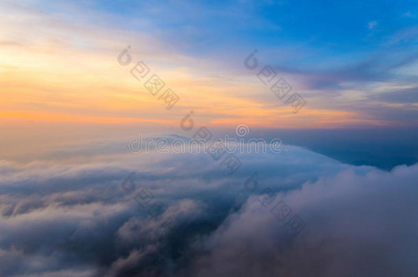 五彩缤纷的日<strong>出场</strong>景与雾在山上的多莫科朱