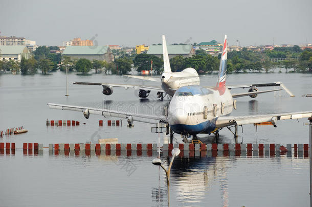 洪水危机期间机场充满了水