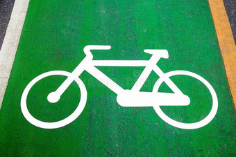 自行车道标志涂在绿色自行车道(自行车道，道路图片
