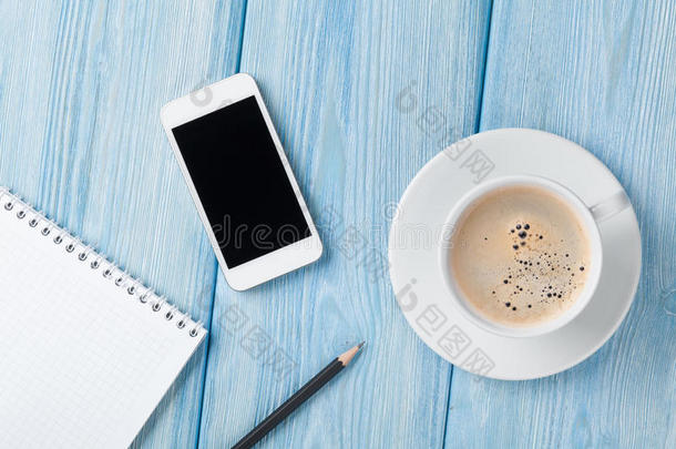 咖啡杯，智能手机和空白记事本在空白记事本