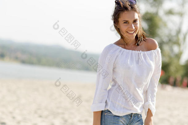 美丽的年轻女人在一个<strong>刮风</strong>的夏天摆姿势
