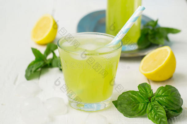 罗勒柠檬水-一种清爽的<strong>夏季</strong>饮料