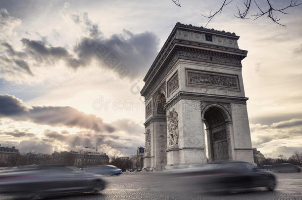 凯旋门在法国巴黎的香榭丽舍大道上
