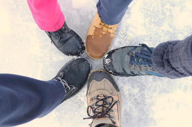 五双靴子一家人在雪地里的山上度假