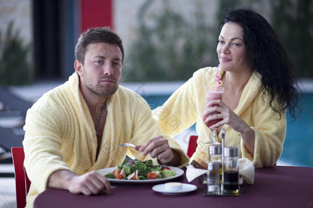 一对穿着浴袍的可爱夫妇在<strong>酒店</strong>一起吃<strong>早餐</strong>