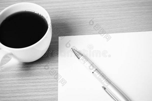 咖啡杯用白纸和钢笔<strong>黑白色调</strong>
