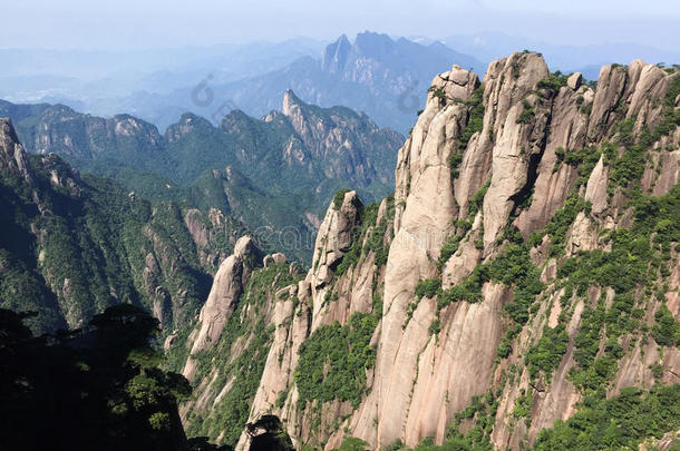 蓝色瓷器云森林小山