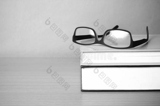 书籍和眼镜<strong>黑白色调</strong>风格