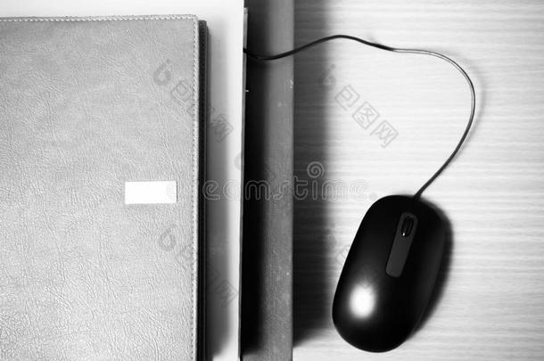 书籍和电脑鼠标<strong>黑白色调</strong>风格