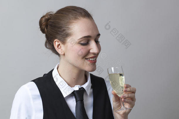 集中20多岁的女孩在聚会上品尝香槟酒，庆祝成为侍酒师的成功