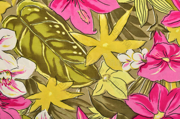 织物上五颜六色的热带花卉图案。