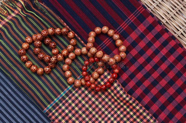 五颜六色的传统高棉围巾和珠子
