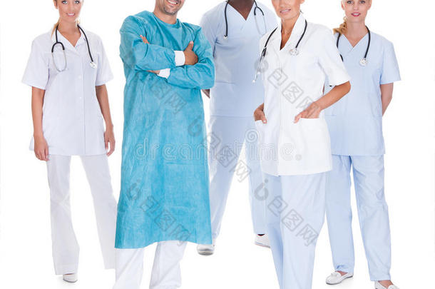 快乐的医生穿着手术服和同事们在一起