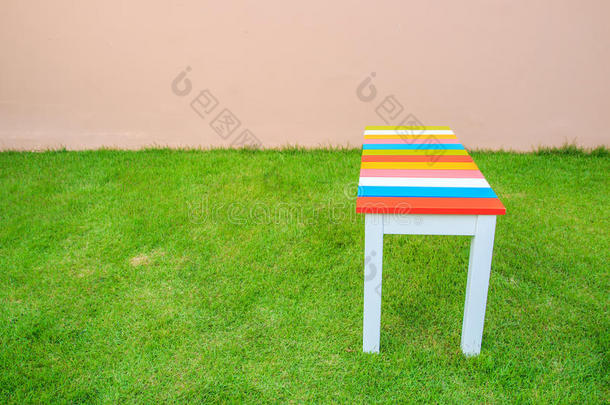 花园里绿草木凳上的椅子