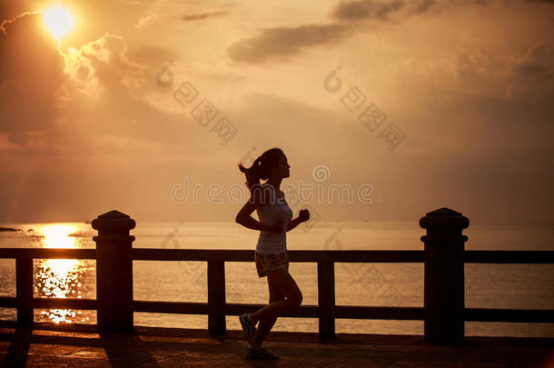 亚洲女孩在日出时跑步